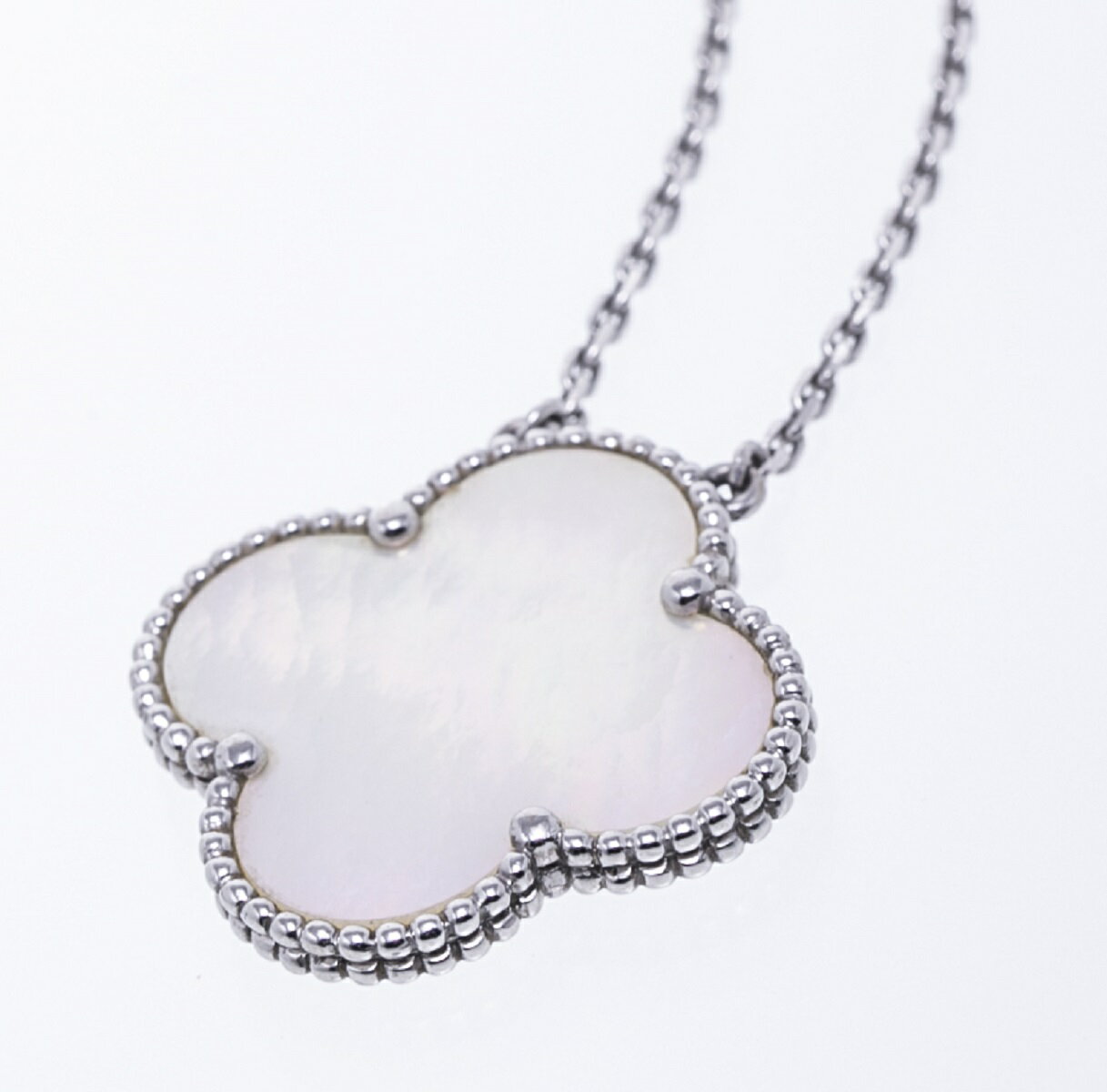 Van Cleef \u0026 Arpels ヴァンクリーフ&アーペル マジックアルハンブラ ペンダント ネックレス 750WG ホワイトゴールド マザーオブパール シェル 送料無料 【トレジャー